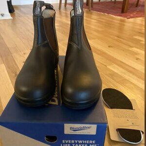 brand new Blundstone 550